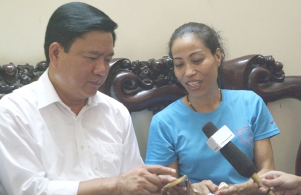 Bộ trưởng Đinh La Thăng thăm cựu vận động viên Vũ Bích Hường